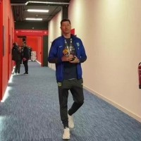 天天盈球足球比分-巴萨官方社媒晒莱万手拿奖杯视频：国王杯冠军也属于你